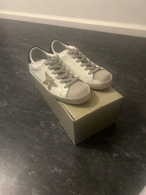 ✨Golden Goose Superstars✨- 38 - Tja! Säljer ett par riktigt snygga Golden Goose Superstars i storlek 42. De är sparsamt använda och i fint skick. Perfekta året runt, men passar extra bra nu till våren och sommaren. Lätta att matcha med många olika outfits och dessutom väldigt bekväma.  Nypris ca 6500 kr – säljs för 2899 kr. Priset är inte hugget i sten, så tveka inte att skicka ett bud!!!