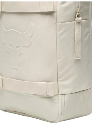 Beige ryggsäck från Under Armour - Stilren beige ryggsäck från Under Armour med Project Rock-logga i relief på framsidan. Ryggsäcken har vadderade axelband, dragkedja i sidan och robust material. Perfekt för dig som vill ha en clean och sportig look. Vid frågar och funderingar, skriv bara. 