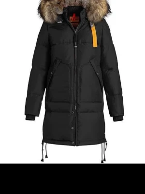  Parajumpers jacka  - Snygg svart parkas från Parajumpers med stor huva kantad av äkta päls. Jackan har dragkedja, tryckknappar, stora fickor och en gul detalj vid halsen. Perfekt för kalla dagar och riktigt varm. Ingår i Masterpiece Series.