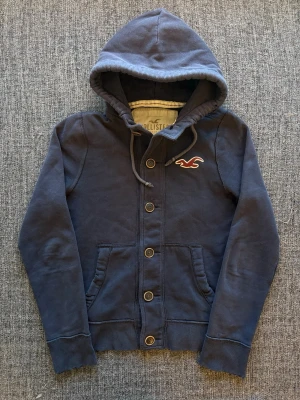 Hollister cardigan ~ vintage  - Sjukt eftertraktad Hollister cardigan ~ vintage modell som inte längre produceras | st (ange storlek om du vill) | Rekomenderad längd mellan 174–184cm | färg marinblå | sliten design med avsiktliga slitningar som detalj | använd men i fint skick | OBS kan gå ner lite i pris vid snabb affär! 🏄