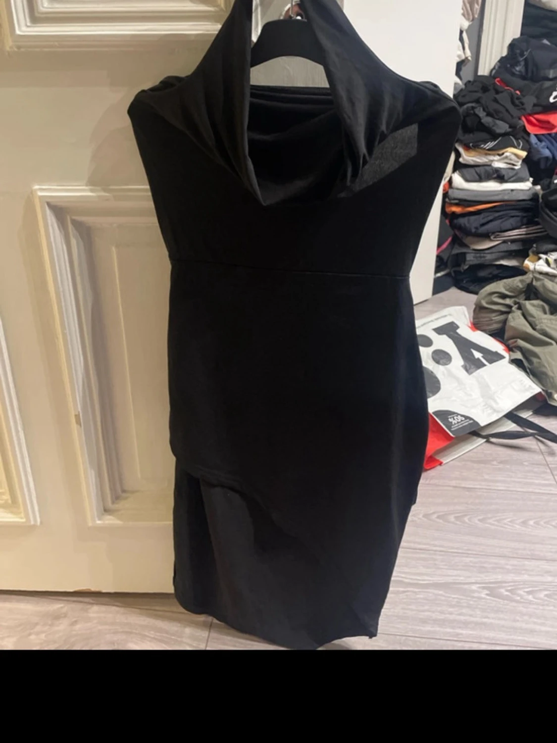 Svart omlottklänning med drapering