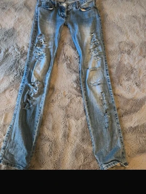  Låg midja jeans  -  Jättesnygga låg midja, jeans med revor. De är verkligen jättefina men de har tyvärr blivit för små 