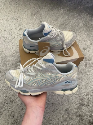 ASICS vita och blå sneakers - Storlek 42,5!! Säljer dessa eftersom dom var för stora för mig, dom är helt nya, dom har bara testats inomhus. Perfekt till sommaren då det går att matcha med mycket. Men funkar även perfekt till träning!