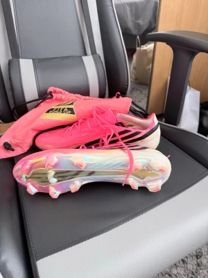 Adidas Hyperfast F50 World Cup Edition - Säljer ett par Adidas F50 fotbollsskor i en riktigt snygg rosa färg. Säljer pga att de är för stora. De har bara använts en träning så dem är helt nya i princip. Kommer med orginalförpackning och accessoarer.