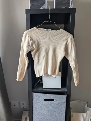 Krämvit ribbstickad tröja Musette - Säljer en krämvit ribbstickad tröja från Musette, tillverkad i Italien. Tröjan har lång ärm, rund halsringning och en figurnära passform. Perfekt att styla med jeans eller kjol för en clean och enkel look.