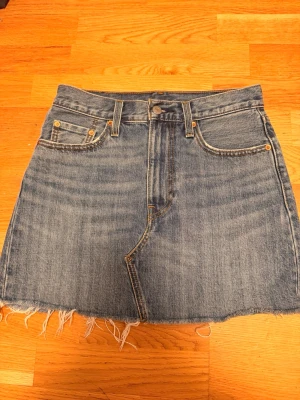 Levi's jeanskjol  - Säljer en klassisk blå jeanskjol från Levi's. Använts ett fåtal gånger och är som ny. Är öppen för att diskutera priset 💕