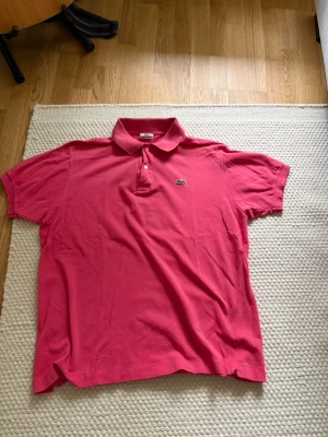 Lacoste pike - Säljer denna piké tröjan från Lacoste  Nypris: 1099kr Storlek: 7/XXL Mått: Axel-Axel 47cm Armhåla-Armhåla 55cm Längd 69cm