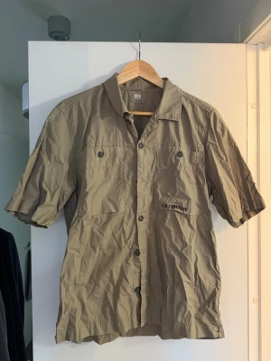 CP Company skjorta  - Kortärmad skjorta i olivgrön/beige färg från CP Company🌟🌟