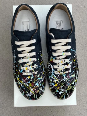 Maison margiela paint splatter gats - Helt nya gats, aldrig använda. Låda osv ingår. Kvitto finns även.