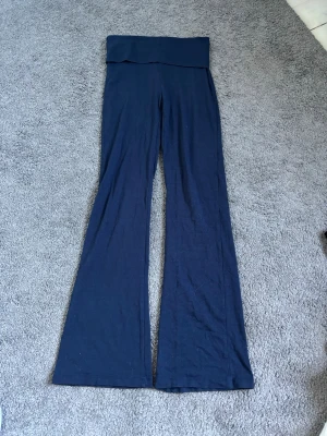 Yoga pants  - Mörkblå leggings med hög midja och utsvängda ben. Mjukt och stretchigt material som sitter bekvämt. Perfekta för en avslappnad och trendig look.