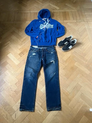 Vintage Superdry - Superdry hoodie i storlek L passar någon runt 180-185. Skick 7/10 tecken på användning men inga större defekter.