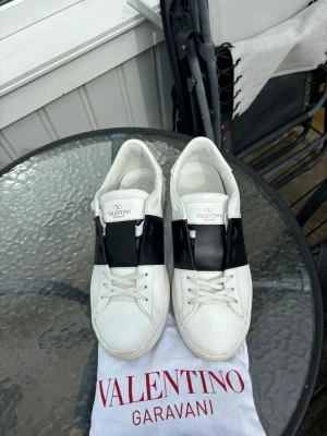 Valentino Garavani vita sneakers - Snygga vita sneakers från Valentino Garavani som är självklart äkta.. Perfekta för dig som vill ha en stilren och lyxig look. Strl 42 