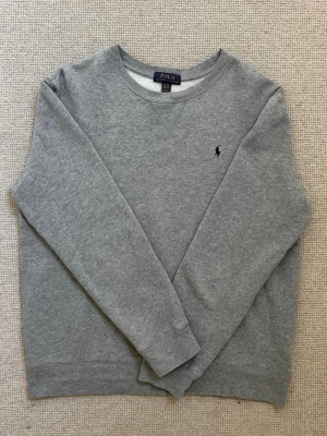 Polo Ralph Lauren Sweater Grey - Klassisk grå sweatshirt från Polo Ralph Lauren, storlek XL men är lite mindre i storleken så skulle säga en L storlek igentligen, Skriv ifall du har några frågor!👌🏻