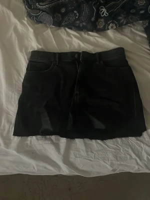 Jeanskjol - Svart jeanskjol från Only i storlek 36🥰