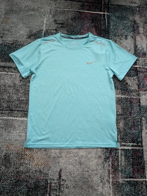 Ljusblå Nike träningstopp - Ljusblå sport t-shirt från Nike. Helt Oanvänd.
