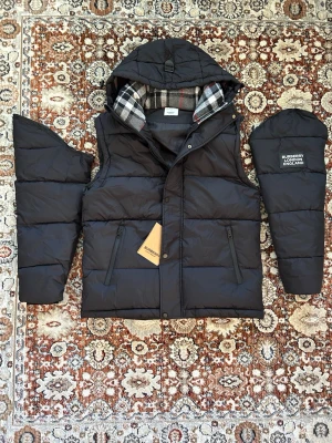 Burberry Jacka/Väst  - Säljer en svart Burrbery jacka i storlek xl men skulle säga att den är mer som en L . Bara att kontakta vid behov av fler bilder.