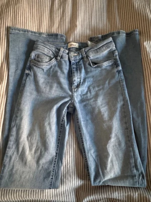 Ljusblå bootcut jeans från ONLY - Snygga ljusblå bootcut jeans från ONLY i storlek S 
