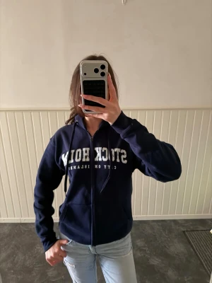 Stockholms kofta  - Köpte den idag men den passade tyvärr inte som jag tänkt. Man kunde inte göra retur så därför säljer jag den här istället. Kan visa kvitto om det behövs.  Den är helt ny och bara testad snabbt hemma. Perfekt till vardags och lätt att matcha till allt.  Skriv om du har frågor 😊