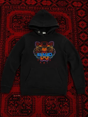 Svart Kenzo hoodie  - Snygg svart kenzo hoodie | skick 9/10 utan några defekter | Storek EU M | Längd : 68 cm | Bredd : 54 cm | tvättas och fräschas upp innan frakt! Pris går att diskutera vid snabbaffär / bundle köp! 💯