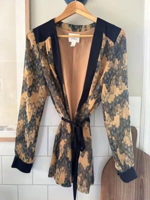 Blus/kavaj från Nelly/Savannah - Blus/kavaj från Savannah. Tunnt material som faller snyggt. Perfekt till ett par schyssta jeans i sommar! Sparsamt använd. 