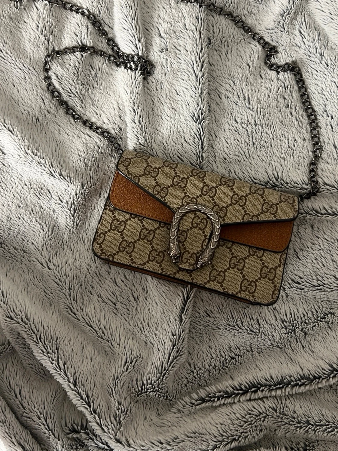 axelväska med monogram och kedja - 1