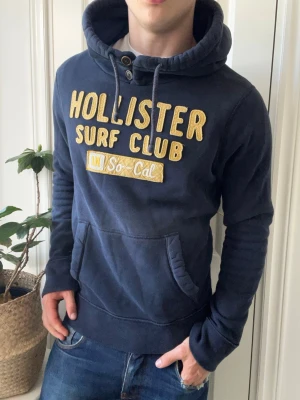 Hollister hoodie  - Hollister hoodie, Inga defekter! Modellen i bilderna är 180 cm 75 kg och bär Storlek M , Kom med frågor! 🌟 (Kan gå ned i pris vid köp av paket 😉) 