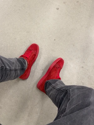 Christian Louboutin JR med röda nitar  - Säljer dem här Limited Christian Louboutin, Röd mocka och äkta. Kan göra bevis på de osv. Skriv för mer bilder eller video
