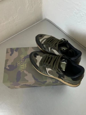 Gröna sneakers från Valentino - Denna vara kommer att auktioneras ut på Plick Live den 27 maj klockan 18:00