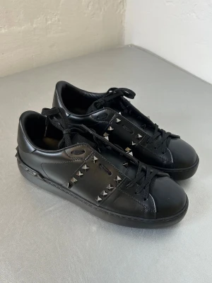 Svarta sneakers från Valentino - Denna vara kommer att auktioneras ut på Plick Live den 27 maj klockan 18:00