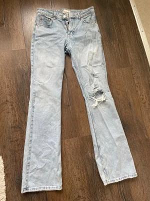 Jeans  - Jättefina slitna jeans från Gina i storlek 36. Bra skick, skriv för fler bilder 💓 