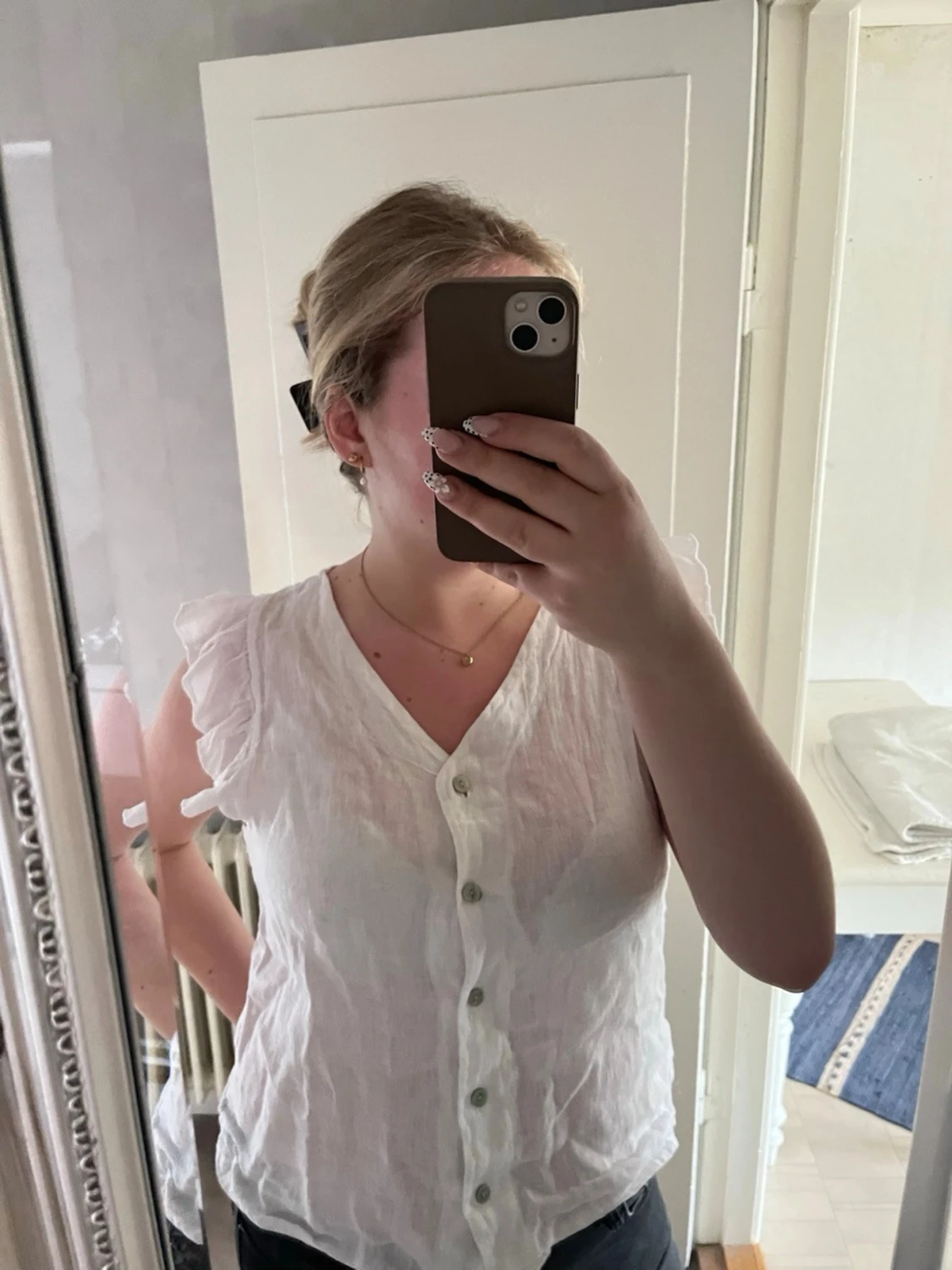 Vit blus med volangärm och knappar - 1
