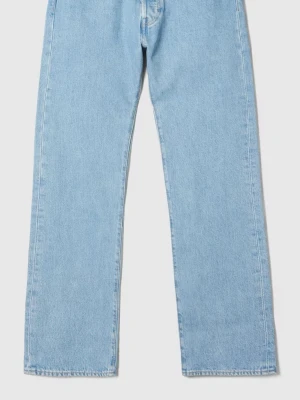 Ljusblå raka jeans i denim - Säljer ett par ljusblå jeans med rak passform och klassisk femficksdesign. Jeansen är tillverkade i denim och har en tidlös look som passar till det mesta. Perfekta för dig som gillar en enkel och clean stil. OBS!!! Bilderna är inte mina!
