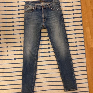 Nudie jeans  - Supersnygga nudie jeans till salu för en bråkdel av det ursprungliga priset! W32 L34. Modellen är Lean Dean. Obs, hade en början på ett litet hål vid bensömnen men lagat hos expert. Hör av er vid frågor!