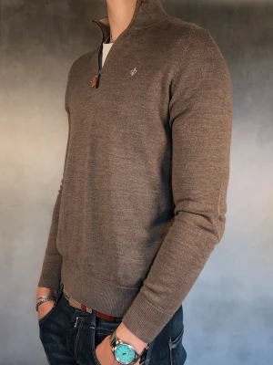 Morris Halfzip - - Halfzip från Morris i merinoull — Storlek S — 9/10 — Bra skick utan skavanker — Inkluderat - Tröja — Retail 1799kr — Modellen är - 180cm, 65kg -