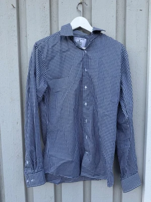 Blå rutig skjorta från The shirt factory - Snygg skjorta från the shirt factory | Storlek 39 motsvarar typ M | Mycket fina skick, hör av er vid frågor! TITTA ÄVEN MINA ANDRA SKJORTOR I PROFILEN!🥳🤝