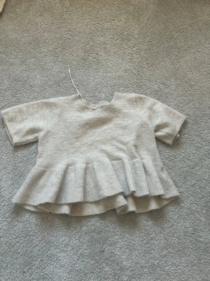 Söt volangtopp!! - Supersöt beige topp med volang från Gina 14+!💕