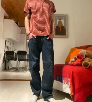 Levis engineered twisted seam jeans - W28 L30 Inga skador eller slitningar.  Buckle på baksidan Dessa är ett par från kollektionen engineered som var aktiv under tidigt 2000 tal.     