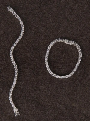 Silverfärgat tennisarmband med stenar - Säljer silver pläterat armband med CZ kristaller. Liknar ett väldigt fint tennisarmband🌸 Grundmaterialet är mässing!  Om du har frågor om mått mm så är det bara att höra av sig!💗 Det är mitt UF-företag som har sålt dessa smyckena!☺️ Säljer tre stycken: 1/3
