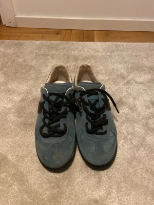 Maison Margiela Gats - Gats i blå mocka med svarta skosnören och svarta detaljer på sidan. Vit insida (kalvskinn är jag ganska säker på )och svart sula. Köpta när jag var i Tokyo förra våren men måste tyvärr sälja de då jag har accepterat att de är lite för små.