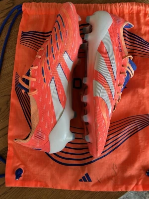 Adidas Predator fotbollsskor - Smått använda adidas predators i väldigt fint skick. Skon är av högsta klass (dyraste modellen) och kommer med en schysst påse till. Köpta på Unisport för 2700kr. Säljer nu pga att jag fått nya från min fotbollsklubb. Passformen är mer som 44 1/2, jag har vanligtvis 44 i fotbollsskor men dessa passar perfekt!