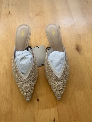 Beige pärlbroderade pumps från Zara - Säljer nu mina helt oanvända pumps från Zara då jag inte hann skicka tillbaka dom! Nypris är 659kr🩷kan tänka mig att sänka priset vid snabb affär 