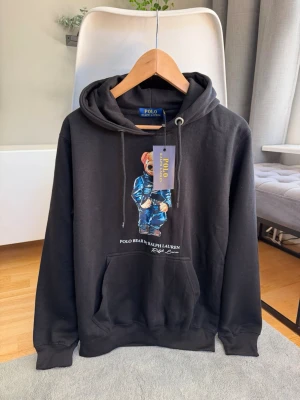 Ralph Lauren hoodie  - Snygg svart Ralph Lauren i storlek M, helt ny. Postar inom 1-2 dagar