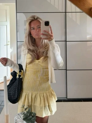 Gul Zara klänning💛 - Säljer min jätte söta Zara klänning i xs, jätte fint skick🤍💛