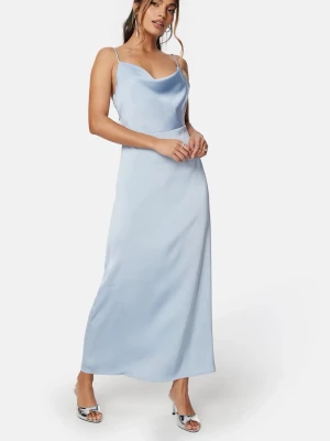 Ljusblå långklänning i satin - Viravenna strap ankle dress från VILA. Ljusblå långklänning i satin med smala axelband och draperad urringning. Perfekt balklänning, endast använd en gång.💕🤗