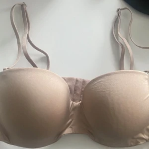 Balconette BH från Lindex i strl 75C - Beige Balconette BH från Lindex i strl 75C, är en sådan man kan tvätta i tvättmaskin utan att kanterna ”viker” sig. Säljes pga att den ej kmr till användning längre. Kan fraktas eller mötas upp i Göteborg. Finns på fler sidor!