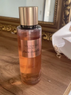 Victoria secret parfym bare vanilla - Säljer min Victoria secret parfym i doften bare vanilla då den inte kommer till användning. Den är lite använd men nästan helt full.🤍