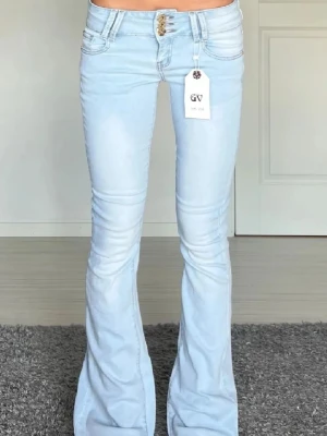 Ljusblå jeans  - Jätte snygga jeans men säljer då de tyvärr var för stora. Bilderna är från förra ägaren alltså inte mina bilder 💗 Midjemått: 32 cm, innerbenslängd: 80 cm. 