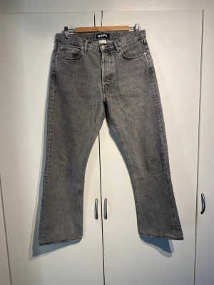 HOPE Rush 29 - Säljer ett par grå HOPE Rush jeans med rak passform och klassisk femficksdesign. Storlek 29 och true to size. Jeansen har hög midja och är tillverkade i denim med en snygg tvättad finish. Perfekta för en avslappnad och stilren look. Mycket bra skick, knappt använda