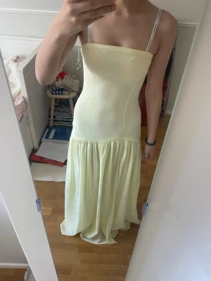 Peppermayo gul balklänning - Säljer en jättefin butteryellow klänning från peppermayo. Har aldrig använts då jag hittade en annan klänning. Den är storlek XS men är skräddarsydd på sidorna så att den är någorlunda tightare runt brösten och midjan. Jag är 167 cm för referens. Klänningen kostade 1700 kr totalt (inkluderat skräddare), men jag säljer för 1000 kr. Kontakta mig för prisförslag eller andra frågor!🩵