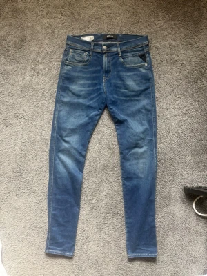 Replay anbass hyperflex slim fit - Snygga blå slim fit jeans från Replay. Storlek 29/32 Inga defekter. Rimligt pris kan diskuteras vid snabb affär✅ 